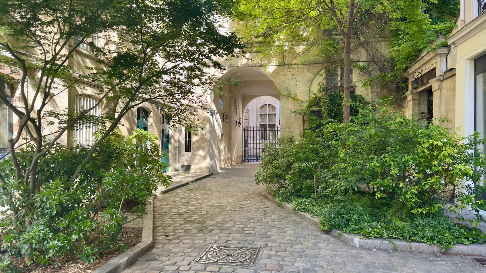 Luxury Suite 2Br In Charming Courtyard Le Marais Paris France