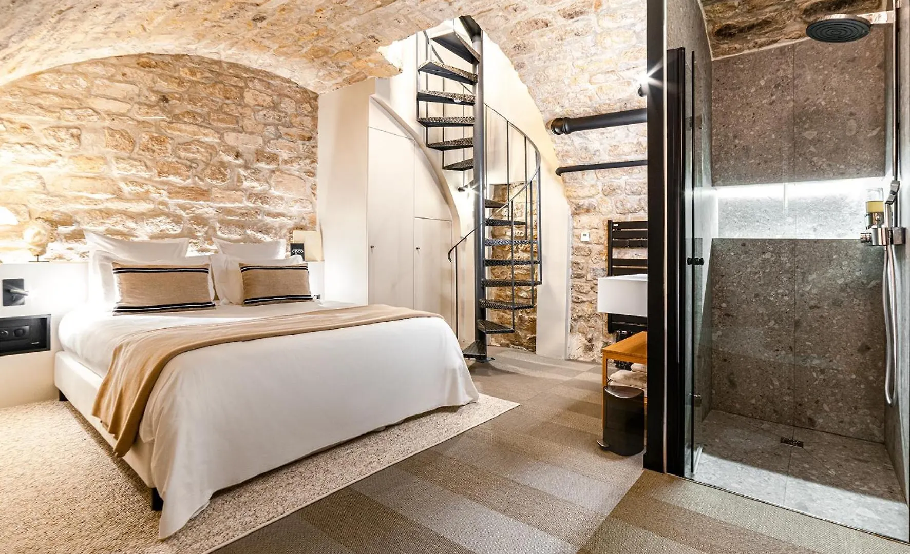 Apartment Luxury Suite 2Br In Charming Courtyard Le Marais Paris France